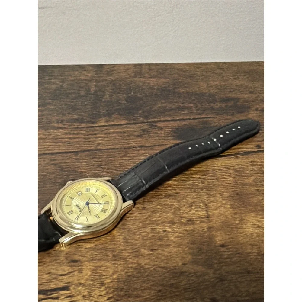 Stauer Metropolitan Watch Mens 40mm Gold Tone Date Black‎ Leather, New Battery